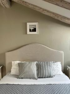 A bed or beds in a room at Tribunali suite de charme