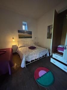 sypialnia z dużym łóżkiem i oknem w obiekcie Magione B&B w mieście SantʼAgata deʼ Goti