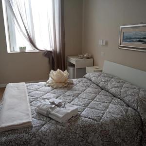 een slaapkamer met een bed met twee handdoeken erop bij Room 369 in Termoli