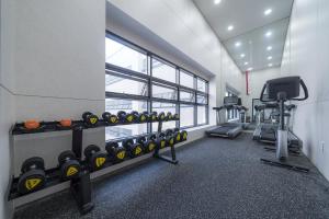 Gangneung Chonpines Ocean Suites Hotel的健身中心和/或健身设施