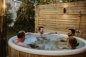 een groep mensen in een hot tub bij Beautiful 5 bedroom house with hot tub & fire pit in Abergavenny