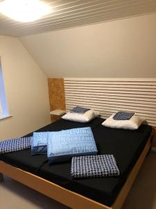 two beds with pillows on them in a room at hyggeligt byhus tæt ved skov og togstation in Ålbæk