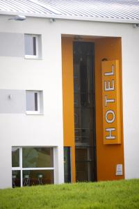 um edifício com uma placa que lê hotel em Sweet and Smart Sarreguemines - Hambach em Hambach