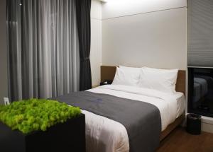 سرير أو أسرّة في غرفة في Hotel Parangvue