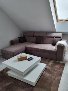 ein Wohnzimmer mit einem Sofa und einem Couchtisch in der Unterkunft Flower Apartman 5 