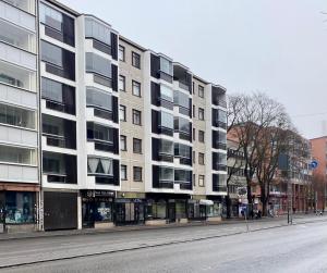 uma rua vazia em frente a um grande edifício em Tyylikäs City-huoneisto em Tampere