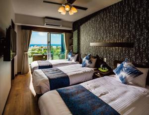 Habitación de hotel con 2 camas y ventana en Zoe Resort The Sunset Village Okinawa Chatan, en Chatan
