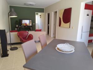 卡萊塔德菲斯泰的住宿－Spacieux Duplex Casa Maya Caleta de Fuste，厨房以及带桌椅的起居室。