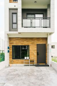 una casa con facciata in legno e balcone. di 無處 Nowhere Retreat 獨棟空間 a Città di Yilan