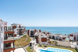 - une vue aérienne sur les bâtiments et l'océan dans l'établissement Penthouse Middel Views, à Fuengirola