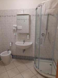 bagno con doccia, lavandino e servizi igienici di vasco rent rooms a Mantova