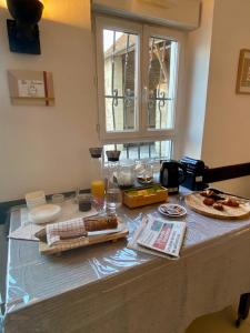 blat kuchenny ze stołem i jedzeniem w obiekcie Coliwork Le Saint Romain w mieście Dangé