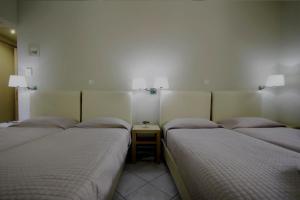 Una cama o camas en una habitación de Diogenis Hotel