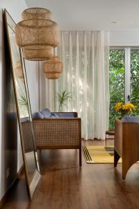 新德里的住宿－Bungalow 157，客厅配有镜子和椅子
