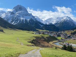 una montaña en la distancia con una ciudad y un río en Haus Schrofenstein, en Lech am Arlberg