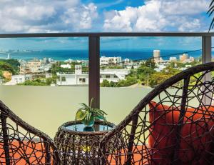 balcone con vista sulla città di Zoe Resort The Sunset Village Okinawa Chatan a Chatan