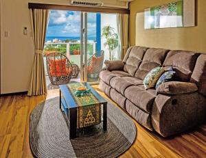 un soggiorno con un divano e un tavolo di Zoe Resort The Sunset Village Okinawa Chatan a Chatan