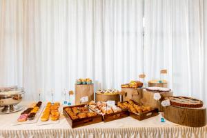 una mesa cubierta con muchos tipos diferentes de bollería en Hotel Raffaello, en Bellaria-Igea Marina