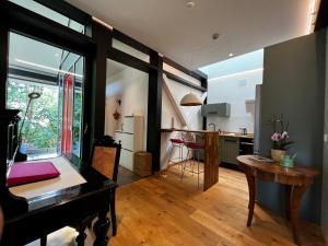 Il comprend un salon avec un piano et une cuisine. dans l'établissement Neues Exclusives 2 Schlafzimmer Apartment Hamburg, à Hambourg