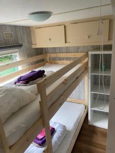ein Etagenbett in einem winzigen Haus in der Unterkunft Vakantiepark de zanderij in Voorthuizen