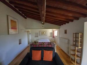 um quarto com uma cama num quarto em Agriturismo Timignano em Monteguidi