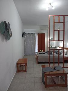 Zimmer mit einem Schlafzimmer, einem Bett und einem Tisch in der Unterkunft DANDOLOS STUDIOS in Parga