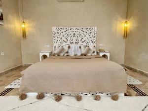 1 dormitorio con 1 cama grande y 2 mesitas de noche en Riad Jolie en Marrakech