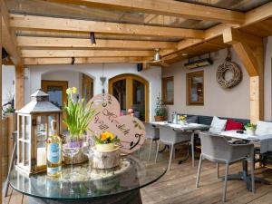 comedor con mesas y sillas y techo de madera en La Pasta Hotel Restaurant, en Stumm