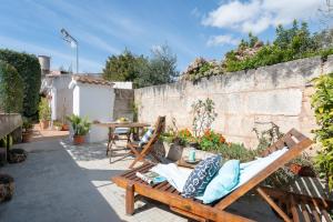 patio ze stołem, krzesłami i ławką w obiekcie Construcciones Balaguer w mieście Mancor del Valle