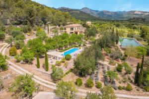 una vista aérea de una casa con piscina y árboles en Ca Nostra de Esporlas, en Esporlas