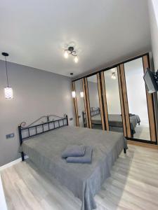 a bedroom with a bed with two blue towels on it at Пан Апарт #1 in Truskavets