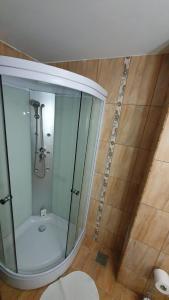 a bathroom with a shower with a glass enclosure at Guest House Bulevard in Drobeta-Turnu Severin