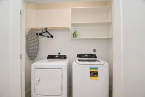 een keuken met een fornuis, een wasmachine en een droger bij Houston Downtown Homeaway in Houston
