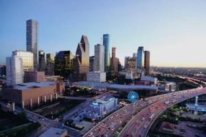 een stad met een snelweg voor een grote stad bij Houston Downtown Homeaway in Houston