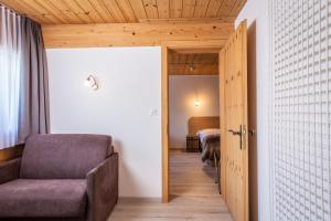 Hôtel Alpina - Swiss Ski & Bike Lodge Grimentz的休息区