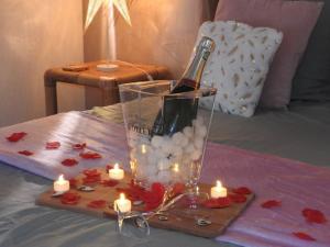 a vase with candles and roses on a bed at Love Creuse le lieu insolite 
