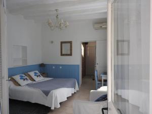 ein Schlafzimmer mit einem Bett und ein Zimmer mit einem Spiegel in der Unterkunft Le Moulin De Saussaye in Crouzilles