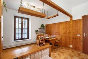 comedor con mesa y paredes de madera en Casa Tua, en Avise
