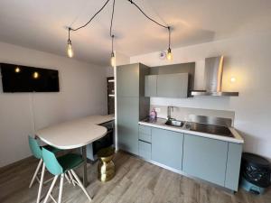 Kitchen o kitchenette sa Superbe studio climatisé parking gratuit sur place