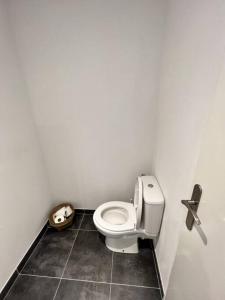 een badkamer met een wit toilet in een kamer bij Superbe studio climatisé parking gratuit sur place in Bonifacio