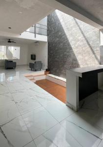 un ampio soggiorno con tavolo e divano di Luxurious Ocean View Villa a Cozumel