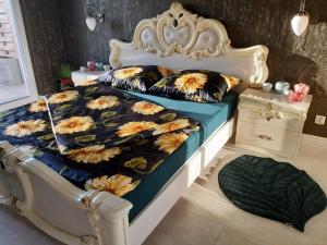 a bedroom with a bed with a floral bedspread at Apartament Rajski-Parking, Taras, Vat, Targi 2km in Kielce