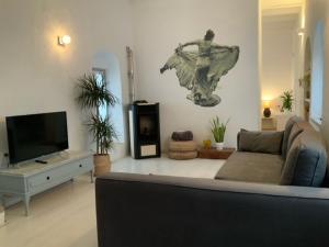 sala de estar con sofá y TV en Atico Atlantico con Aparcamiento privado, en Vejer de la Frontera