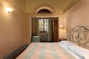 a bedroom with a large bed in a room at Fattoria la Gigliola - La Limonaia in Montespertoli