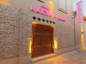 Rayyan Hotel Bukhara في بوكسورو: مبنى فيه لافته تقرأ الروما صالون
