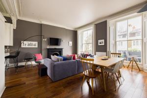 a living room with a couch and a table at Stunning Notting Hill APT, Beautiful Street in London
