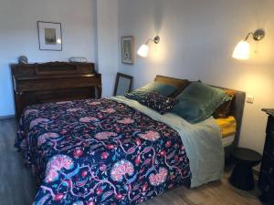 ein Schlafzimmer mit einem Bett und einem Cembalo in der Unterkunft the charm of a holiday home in Saint-Cyr-sur-Mer