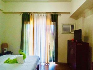 TV tai viihdekeskus majoituspaikassa Amani Grand Residence near Mactan Cebu Intl Airport
