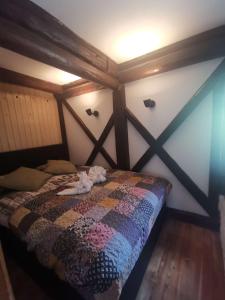 1 dormitorio con 1 cama con edredón en House Pr'Belej, en Zgornje Gorje