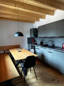 una cucina con tavolo in legno e una sala da pranzo di Chalet Zugspitze a Kurort Altenberg